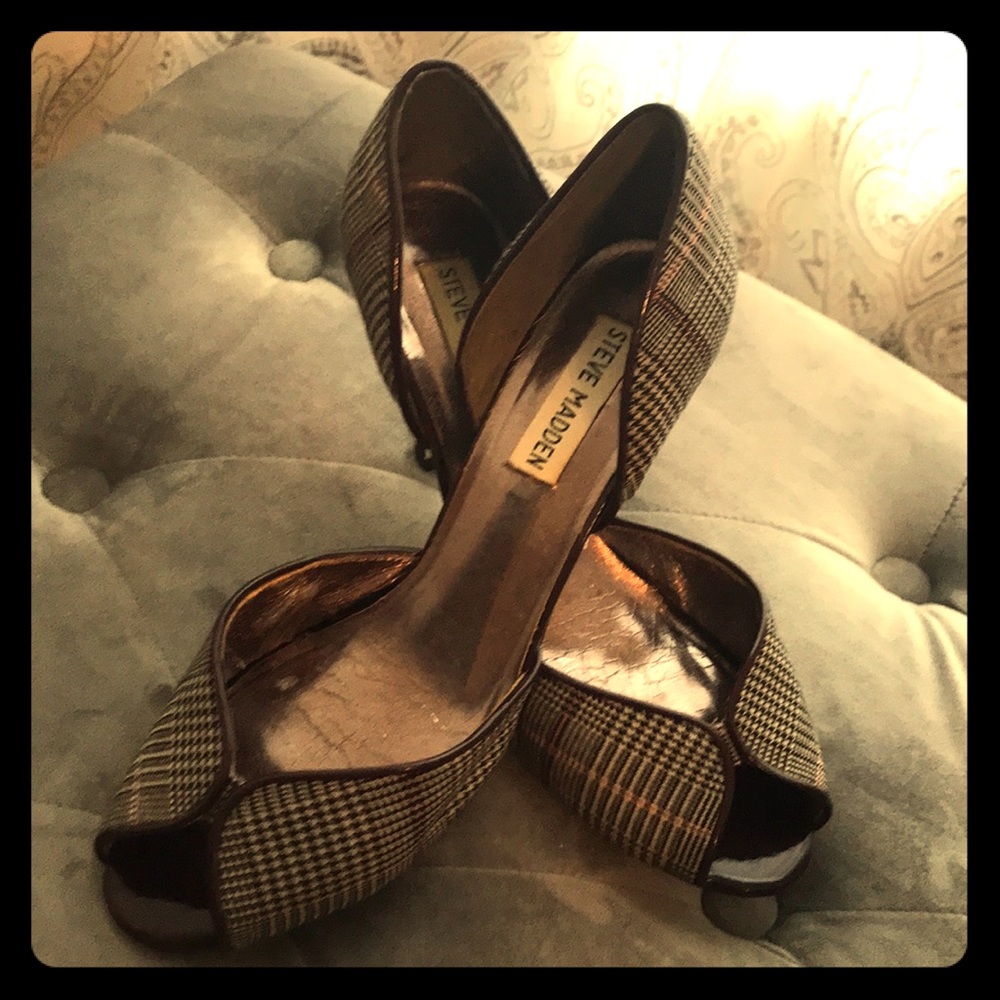 Peep toe black/tan heels